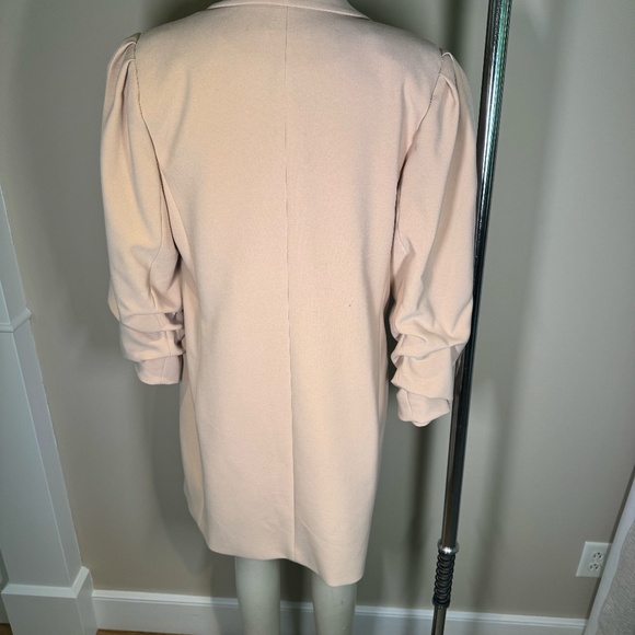 Classic Alice and Olivia Muriel Blazer/Coat with Scrunched Sleeves - Picture 3 of 8